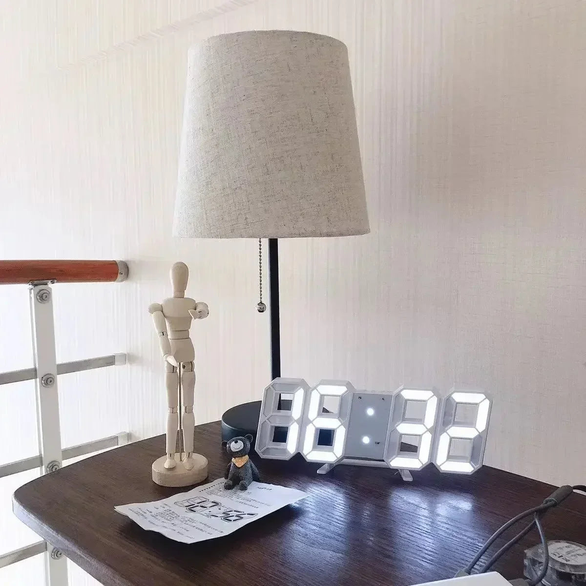 Horloge murale digitale LED 3D – Éclairage d’ambiance, affichage ajustable & mode nuit – Idéale pour chambre, salon ou bureau